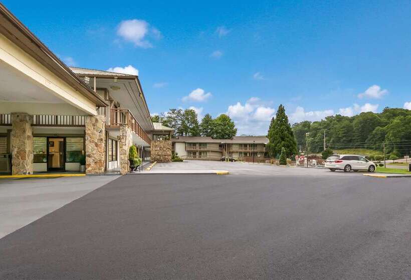 בית מלון כפרי Quality Inn & Suites Mt Chalet