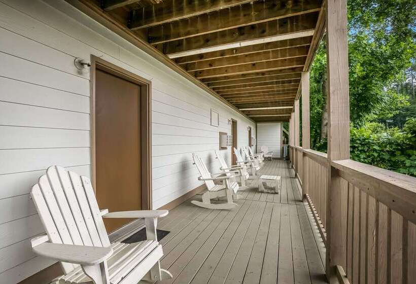 בית מלון כפרי Quality Inn & Suites Mt Chalet