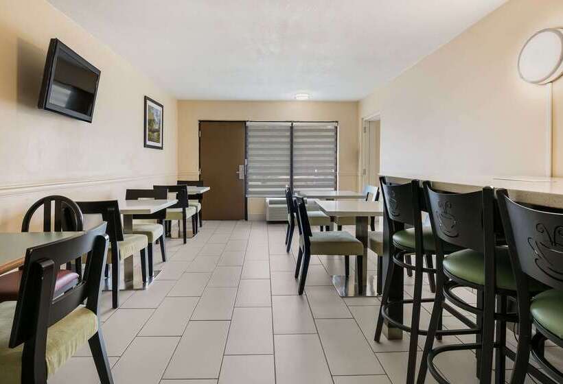 בית מלון כפרי Quality Inn & Suites Mt Chalet