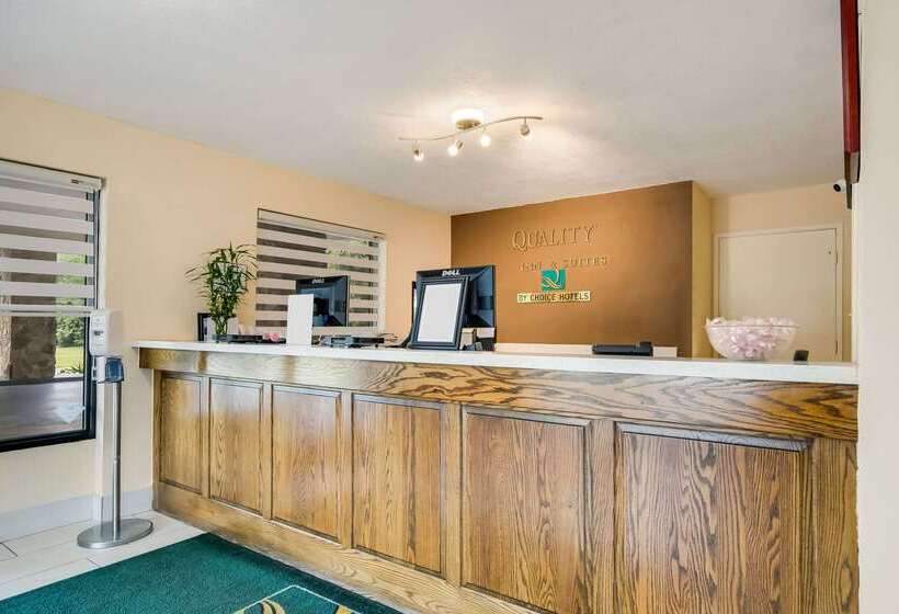 בית מלון כפרי Quality Inn & Suites Mt Chalet