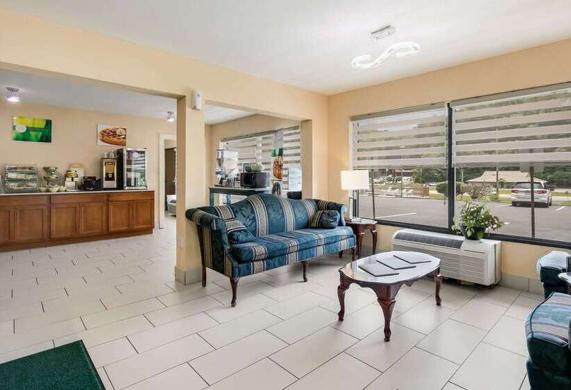 בית מלון כפרי Quality Inn & Suites Mt Chalet