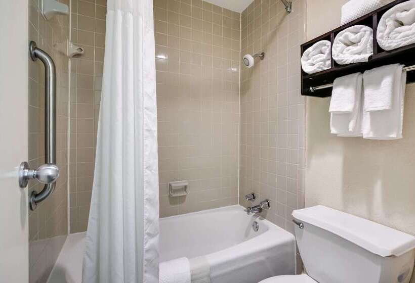 בית מלון כפרי Quality Inn & Suites Mt Chalet