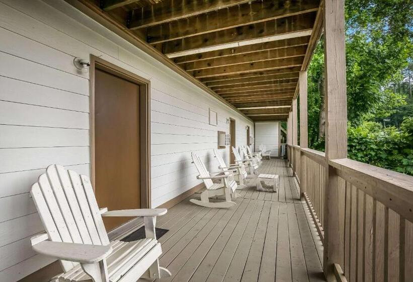 בית מלון כפרי Quality Inn & Suites Mt Chalet