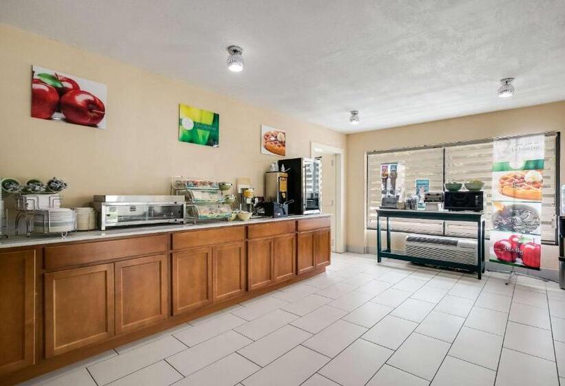 בית מלון כפרי Quality Inn & Suites Mt Chalet