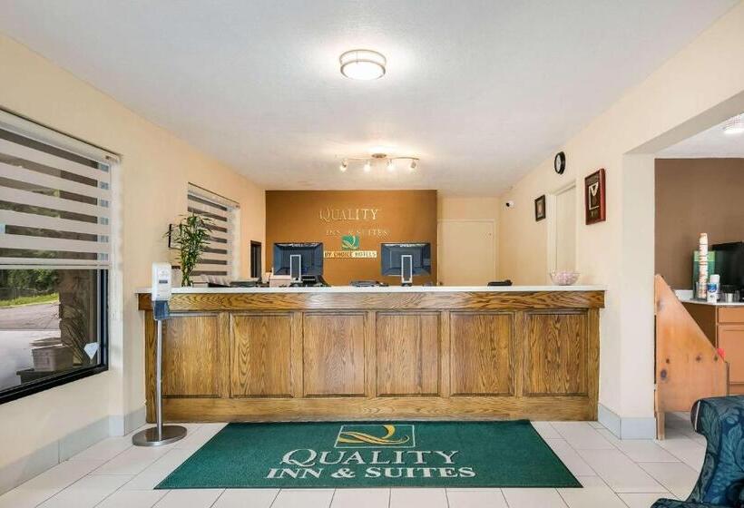 בית מלון כפרי Quality Inn & Suites Mt Chalet