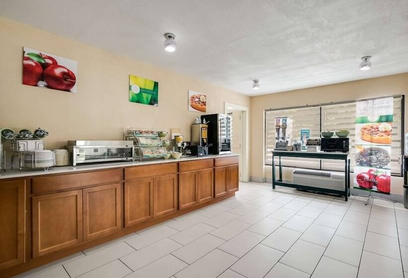 בית מלון כפרי Quality Inn & Suites Mt Chalet