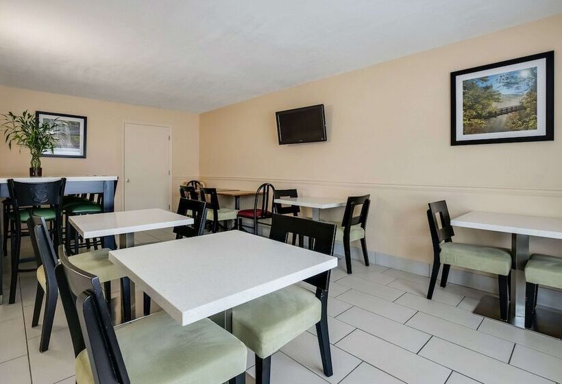 בית מלון כפרי Quality Inn & Suites Mt Chalet