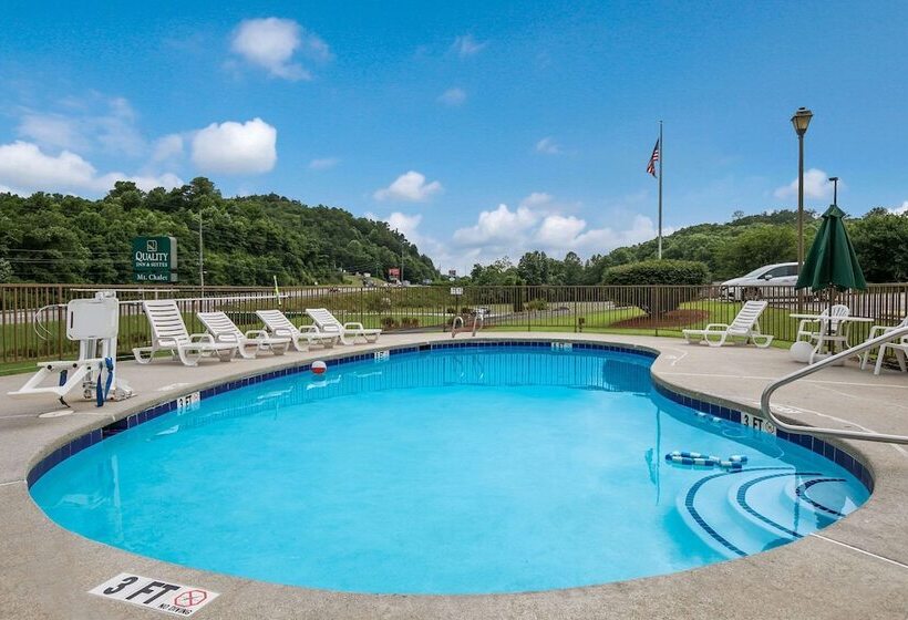 בית מלון כפרי Quality Inn & Suites Mt Chalet