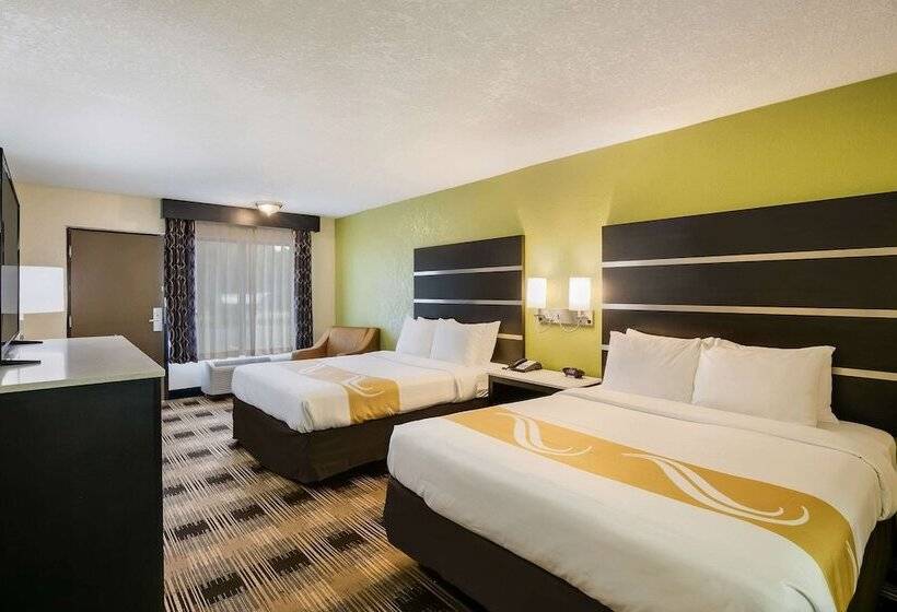 בית מלון כפרי Quality Inn & Suites Mt Chalet