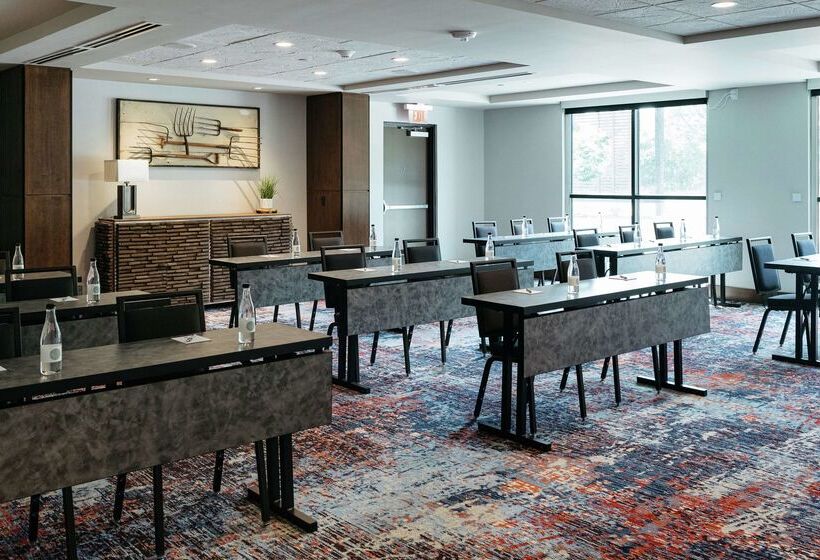 Revel Hotel Des Moines Urbandale, Tapestry Collection By Hilton