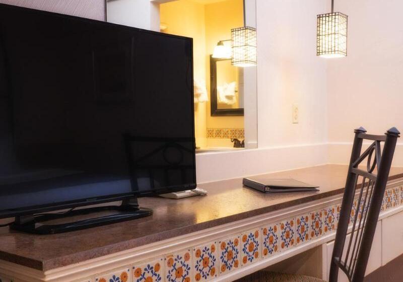 هتل Sky Ranch Lodge