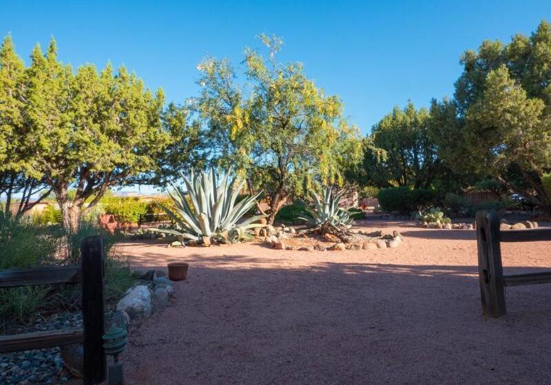 هتل Sky Ranch Lodge