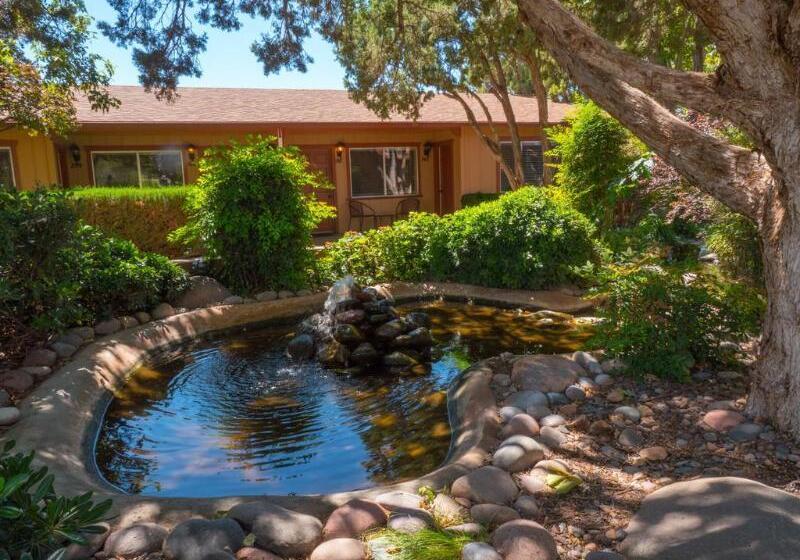 هتل Sky Ranch Lodge