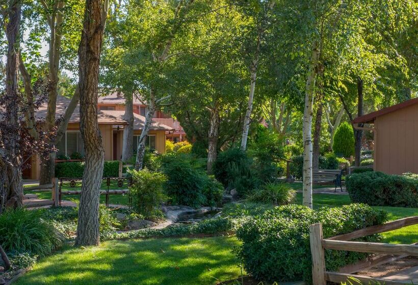 هتل Sky Ranch Lodge