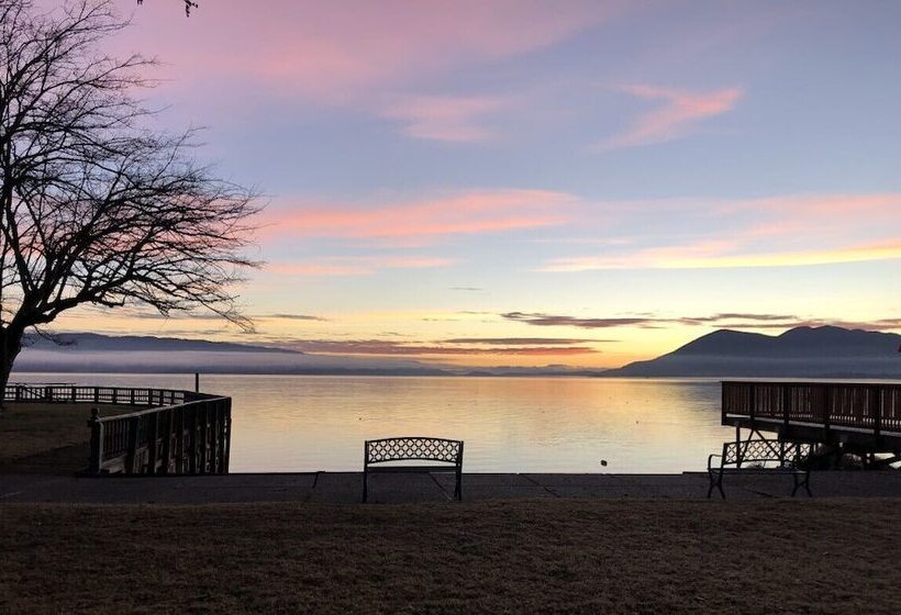 فندق Skylark Shores Resort