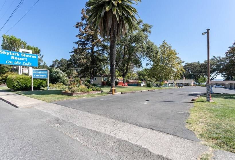 فندق Skylark Shores Resort