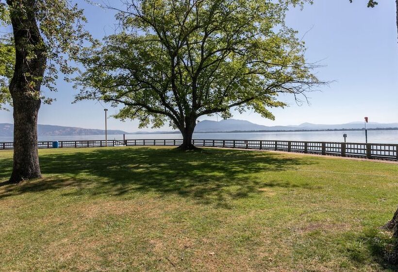 בית מלון כפרי Skylark Shores Resort