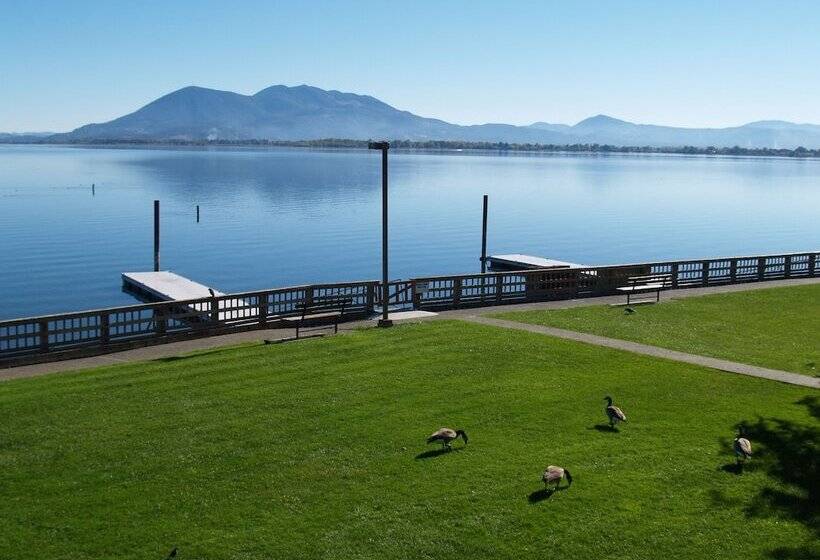 בית מלון כפרי Skylark Shores Resort