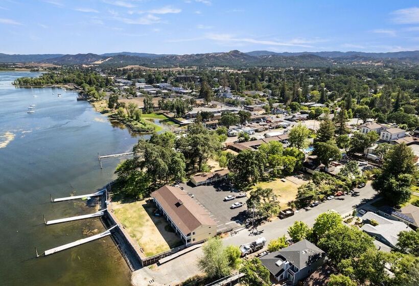 فندق Skylark Shores Resort