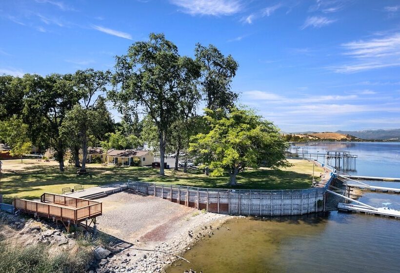 בית מלון כפרי Skylark Shores Resort