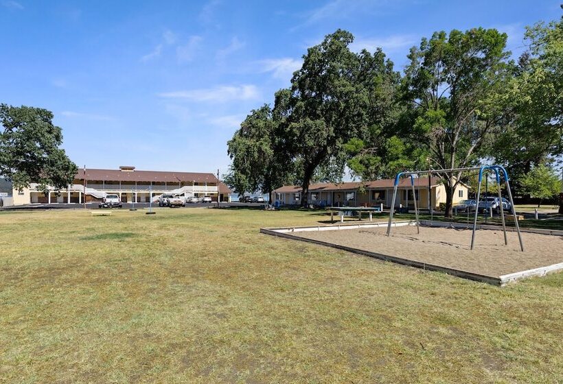 فندق Skylark Shores Resort