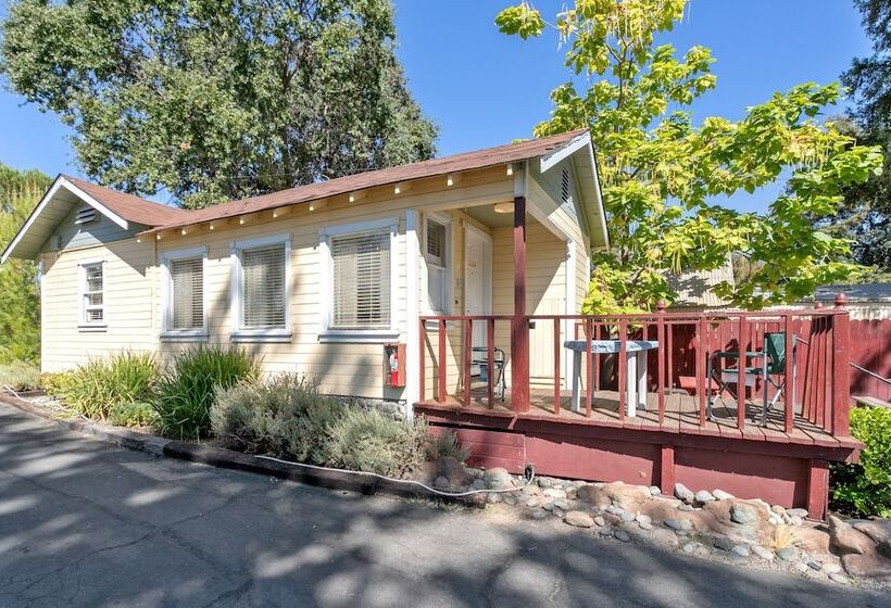 فندق Skylark Shores Resort