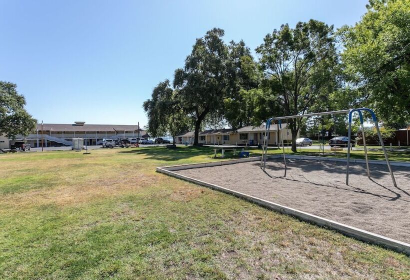 ホテル Skylark Shores Resort