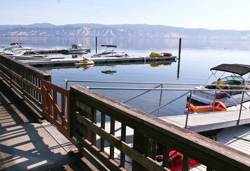 בית מלון כפרי Skylark Shores Resort