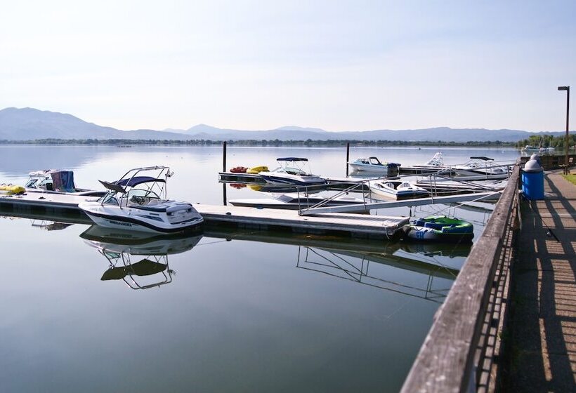 בית מלון כפרי Skylark Shores Resort