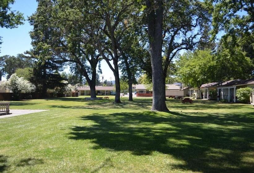 فندق Skylark Shores Resort