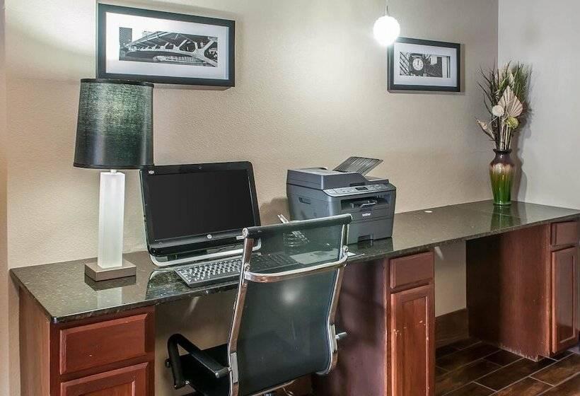 בית מלון כפרי Sleep Inn Airport