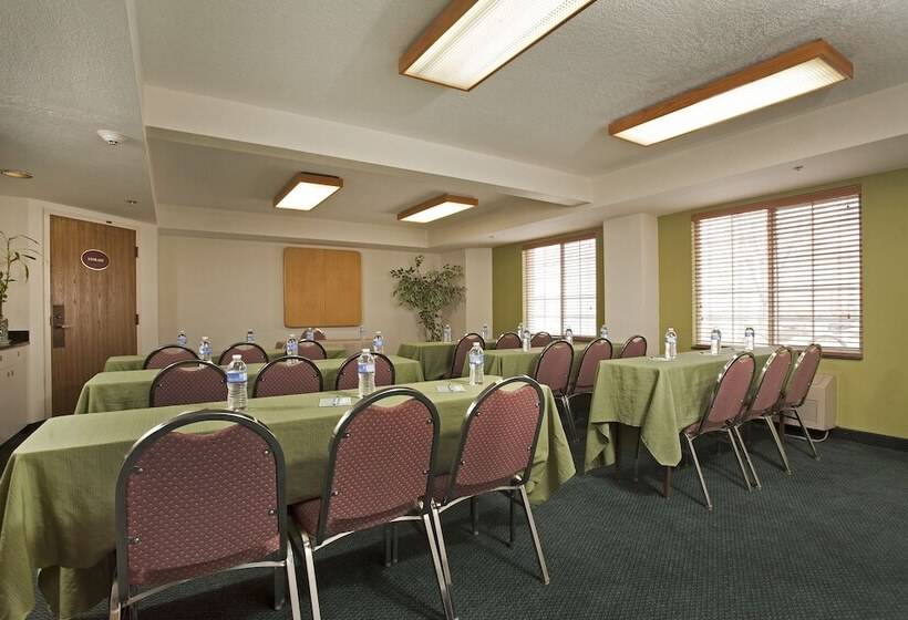 בית מלון כפרי Sleep Inn Airport