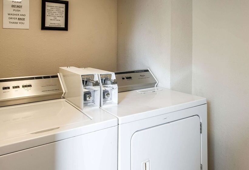 בית מלון כפרי Sleep Inn Airport