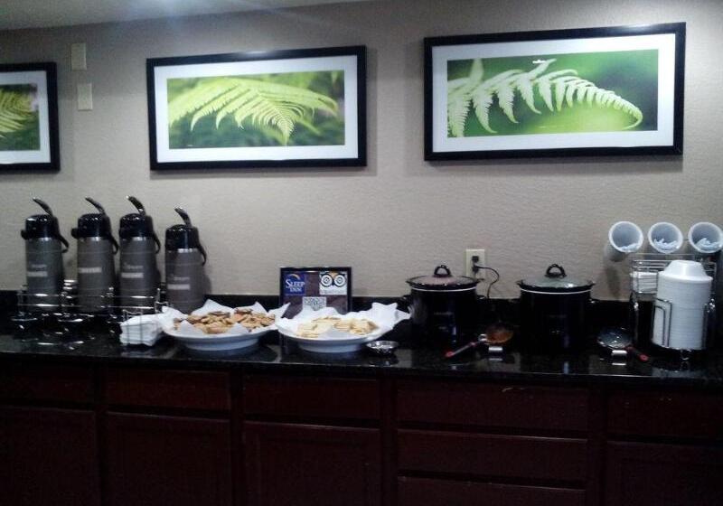 בית מלון כפרי Sleep Inn Airport