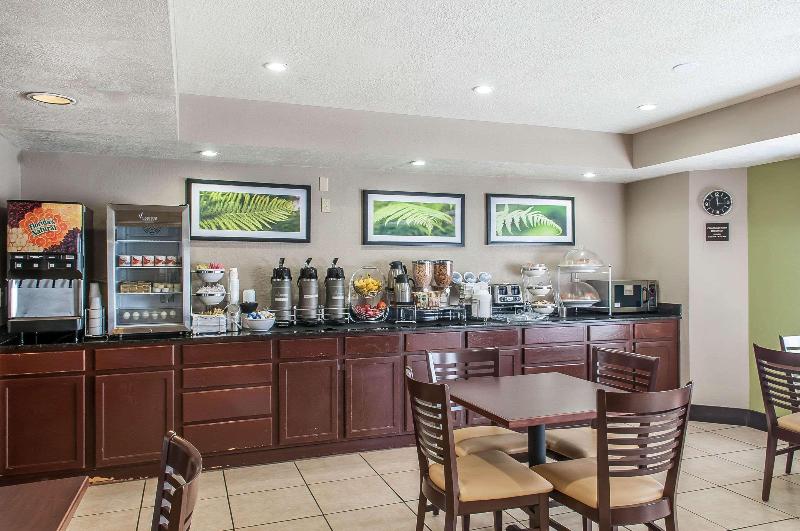 בית מלון כפרי Sleep Inn Airport