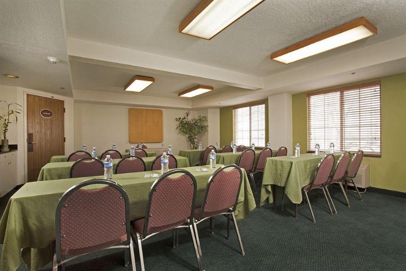 בית מלון כפרי Sleep Inn Airport