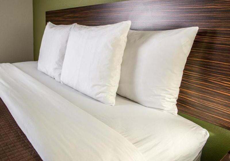 בית מלון כפרי Sleep Inn Airport