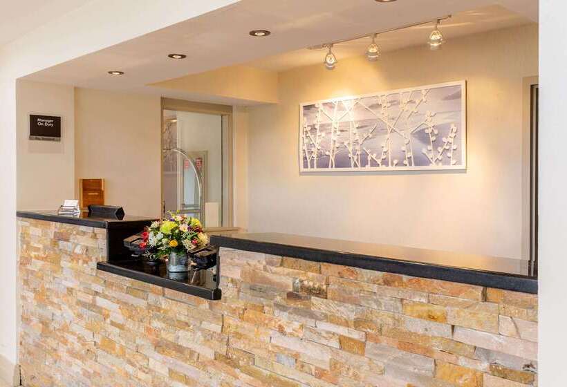 هتل Sleep Inn On The Beach