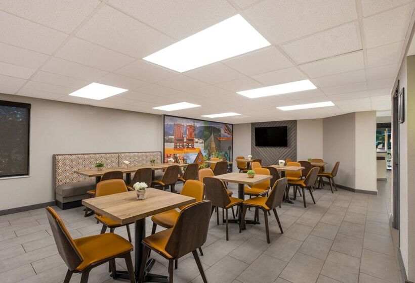 هتل Clarion Pointe Sevierville Pigeon Forge