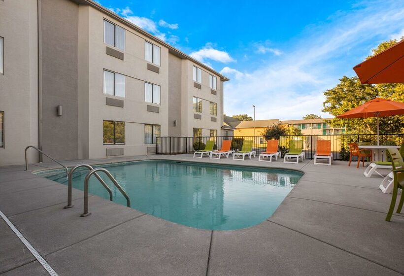 هتل Clarion Pointe Sevierville Pigeon Forge