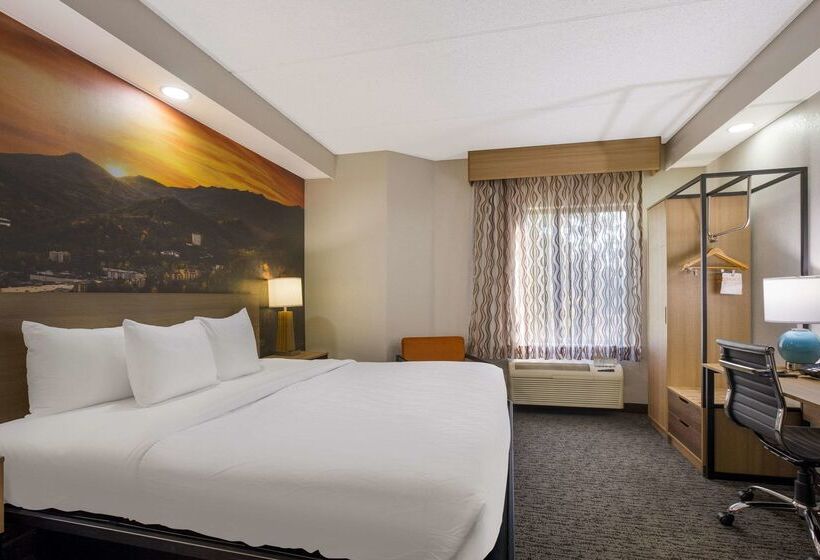 هتل Clarion Pointe Sevierville Pigeon Forge