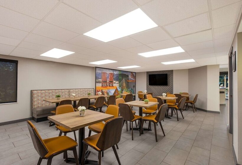 هتل Clarion Pointe Sevierville Pigeon Forge