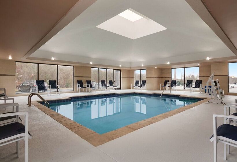 Отель Sleep Inn & Suites Near Halifax Regional Medical Center