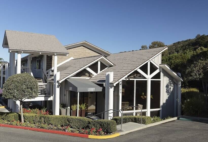 فندق Spyglass Inn