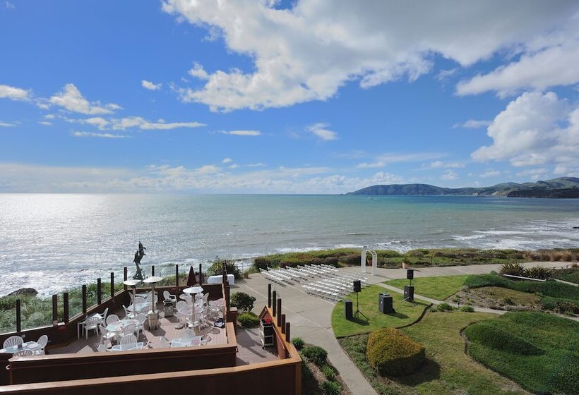 فندق Spyglass Inn