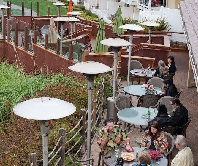 فندق Spyglass Inn