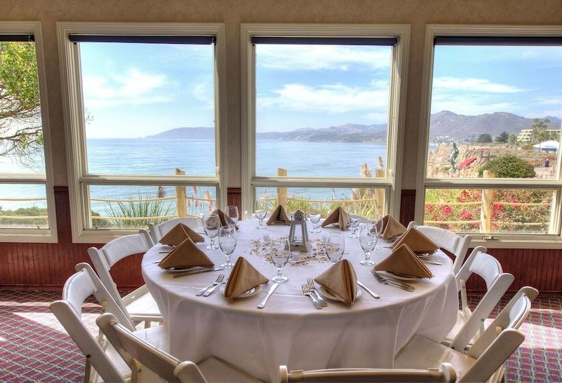 فندق Spyglass Inn