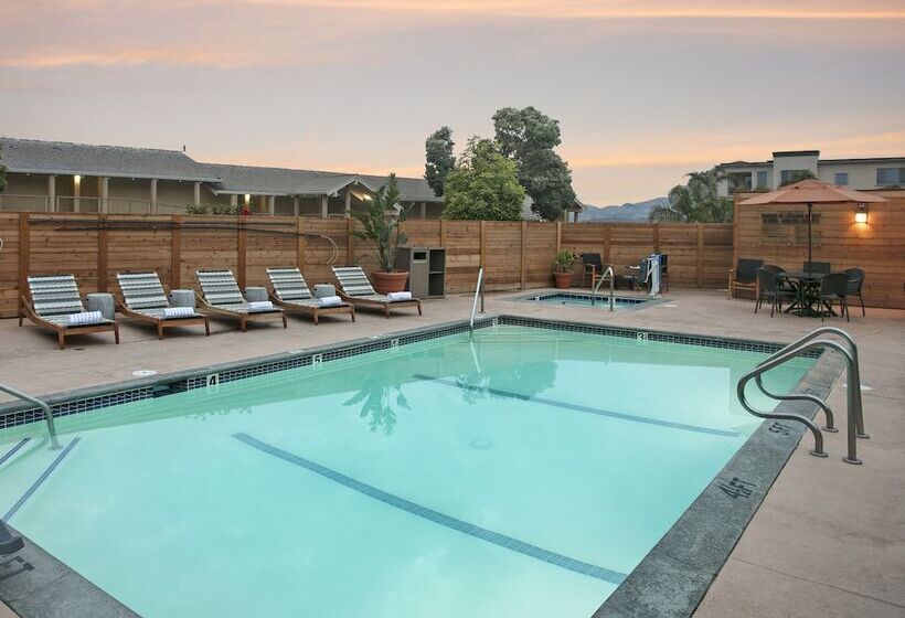 فندق Spyglass Inn