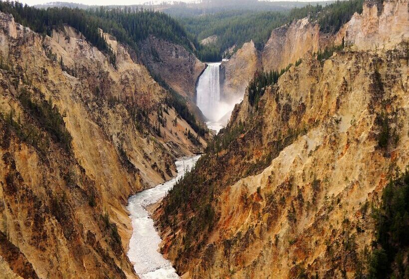 Отель Stagecoach Inn & Suites