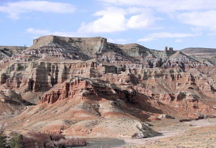 Отель Stagecoach Inn & Suites